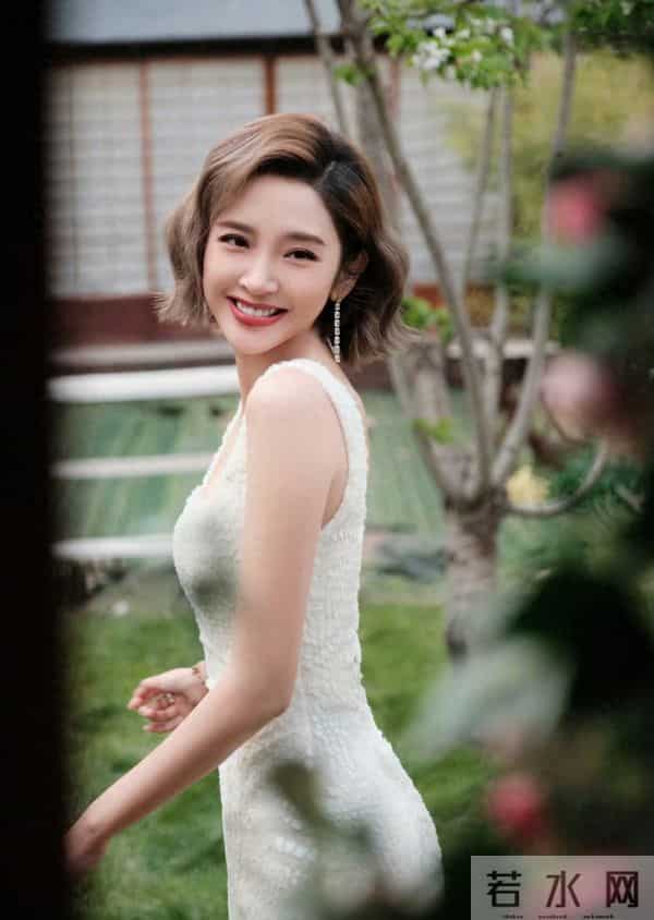 唐艺昕 吊带短裙