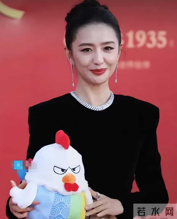 离婚4年，47岁的陈思诚再次宣布喜讯，早已和佟丽娅走上不同的路