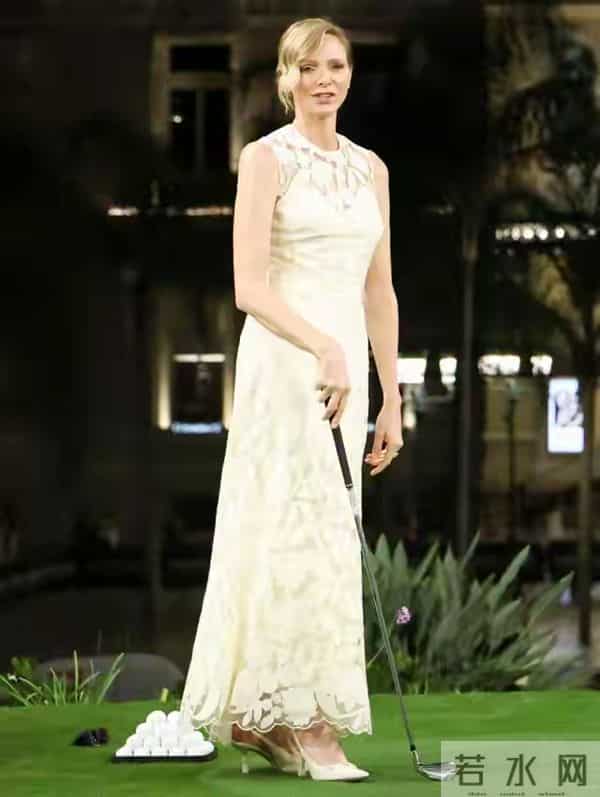 摩纳哥王妃长发造型惊艳，与国王反差同框，力压凯特登时尚榜首