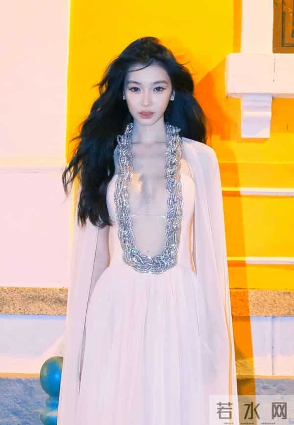 易梦玲尖叫之夜红毯造型