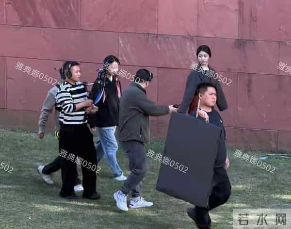 谭松韵的造型总不给力，个子不高还给她穿长大衣和吊腿裤更显矮了