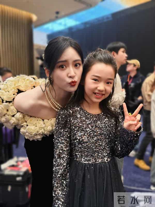 尖叫之夜众星云集,小酒窝却成最大赢家,晒17张明星合影出尽风头