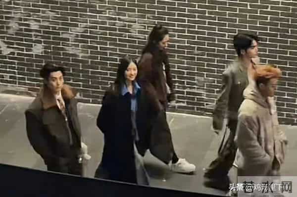 沈月突袭王鹤棣家炸串店:素颜裹酱干饭,棣爸塞袋投喂才是真售后