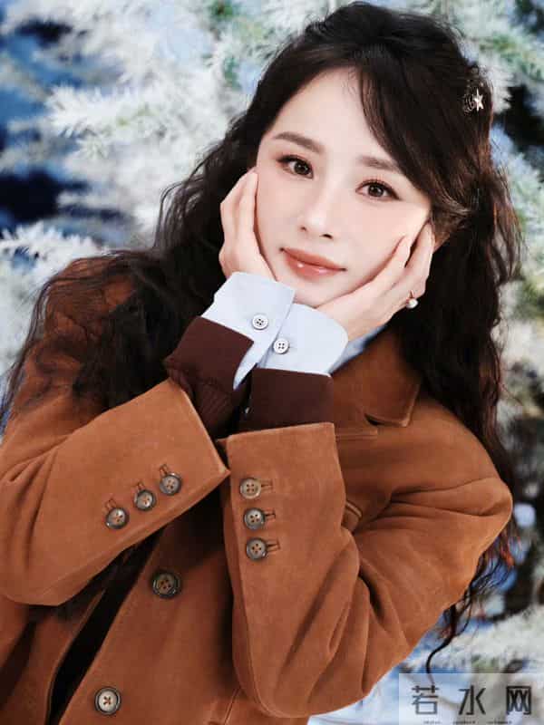 杨幂亮相小野和子,焦糖棕套装甜妹风格,光腿袜秀出优越美腿!