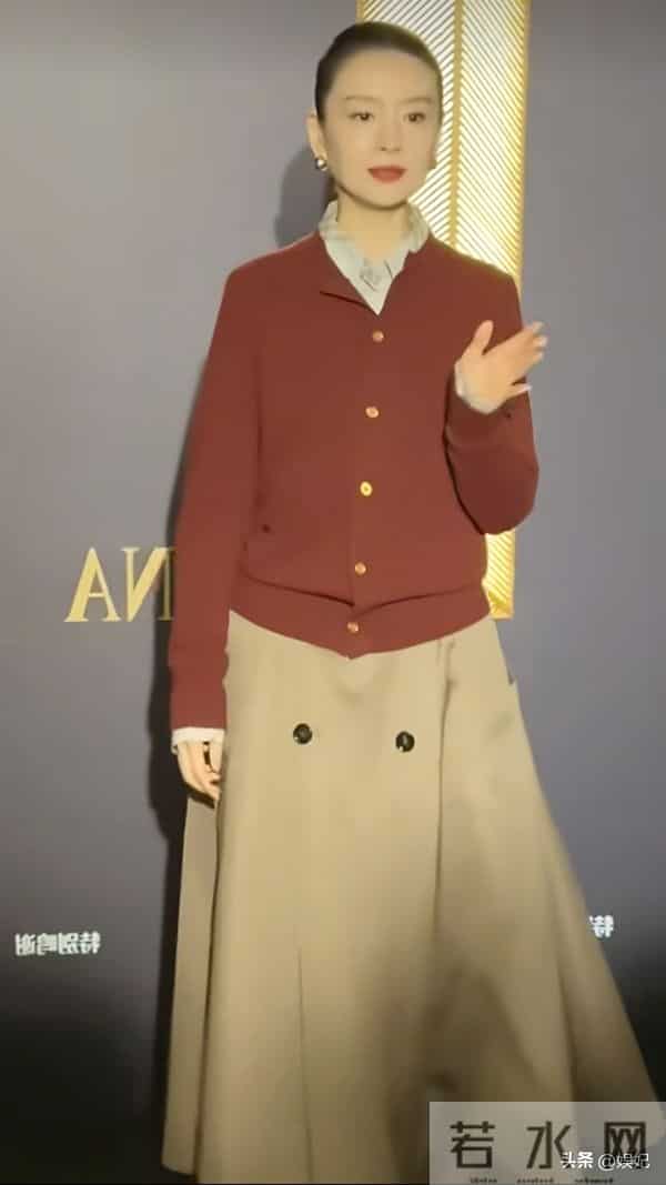 45岁董洁活动穿搭：针织开衫+半身裙，干练又知性，状态真好啊