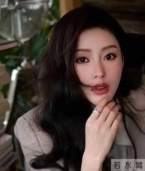 张天爱紧身衣路透鲨疯了！线条紧致如雕刻