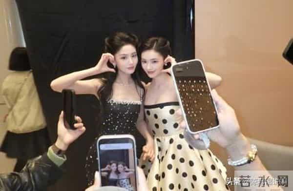 红毯秒变菜市场!穿秋裤摔跤,瘦成竹杆儿,还有人成“背锅侠”