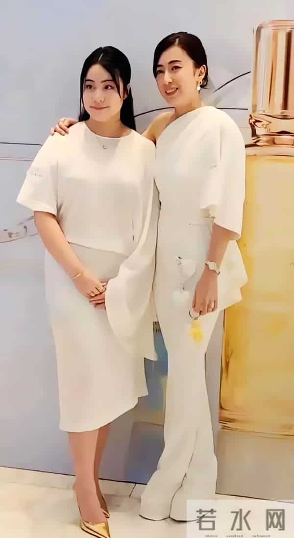 74岁刘銮雄坐轮椅现身，站立需搀扶洁癖严重，甘比一脸疲惫气色差