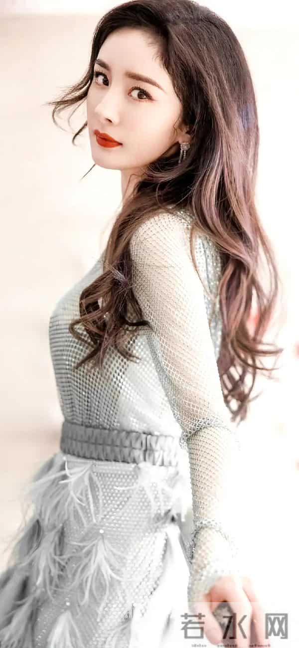 杨幂 银灰网纱裙+羽毛,冷调精致裹慵懒艳!