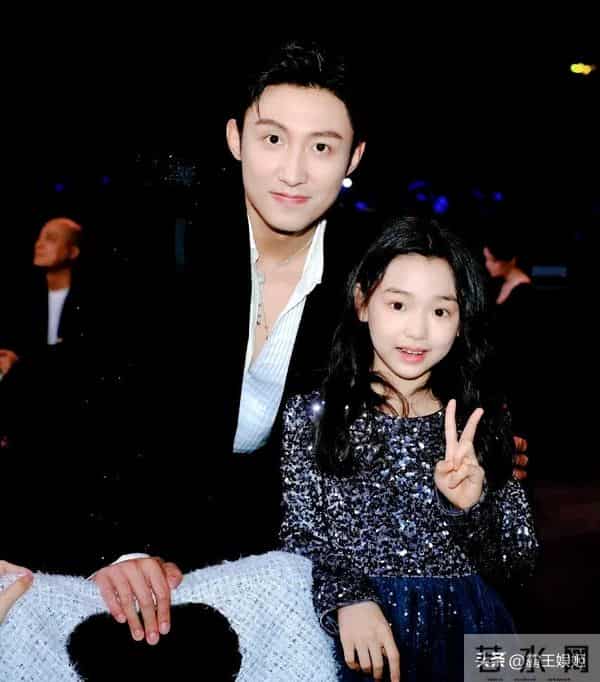 小酒窝晒17张明星合影,尖叫之夜成“团宠”,被赞内娱追星天花板