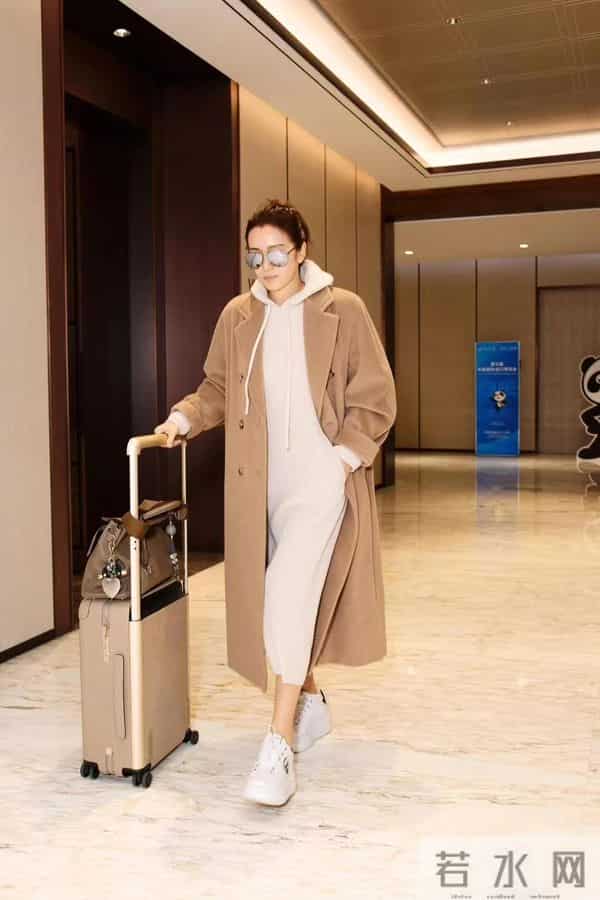 巩俐换风格后气质大变！驼色大衣+连帽针织裙，时髦休闲又高级！