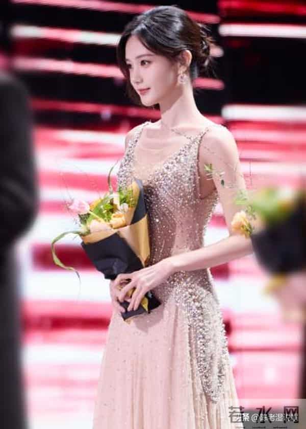 红毯秒变菜市场!穿秋裤摔跤,瘦成竹杆儿,还有人成“背锅侠”