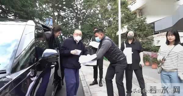 刘銮雄甘比出席活动，看起来像父女，甘比强颜欢笑似乎嫌弃刘銮雄