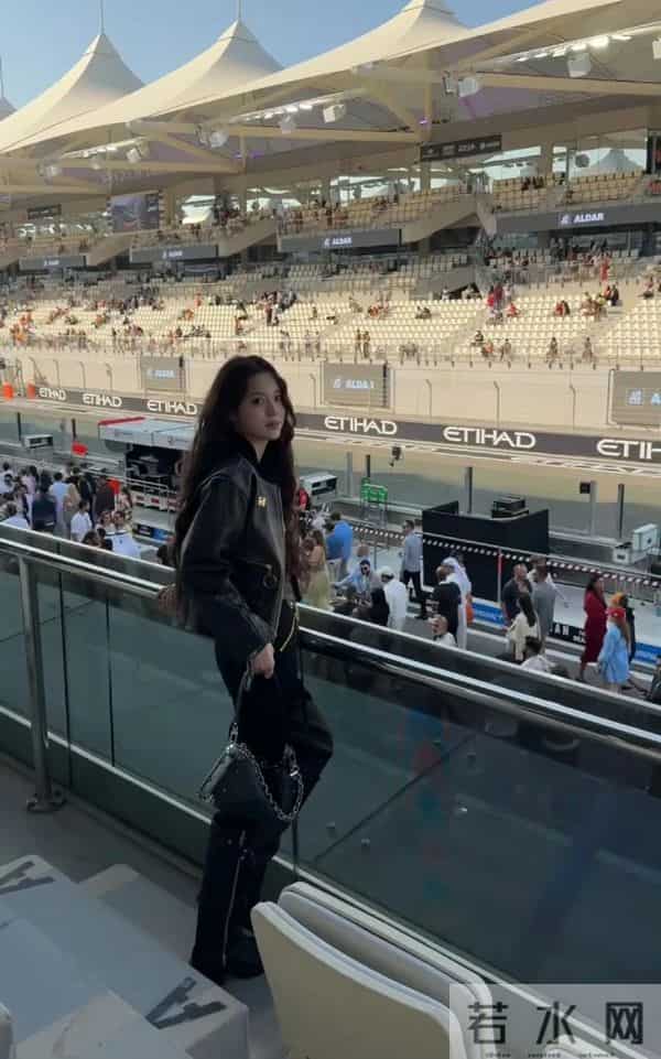 欧阳娜娜现身阿布扎比亚斯！修身皮上衣+长裤，甜妹变“酷姐”