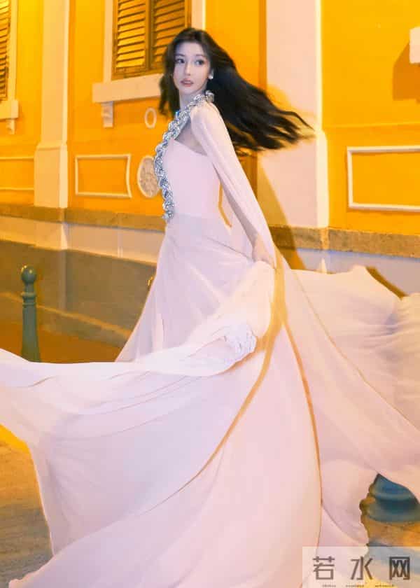 易梦玲尖叫之夜红毯造型