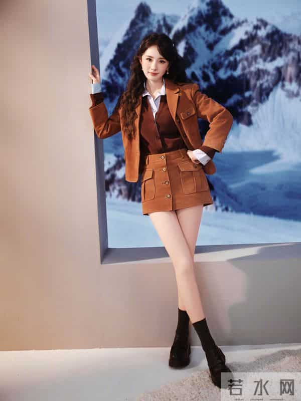 杨幂亮相小野和子,焦糖棕套装甜妹风格,光腿袜秀出优越美腿!