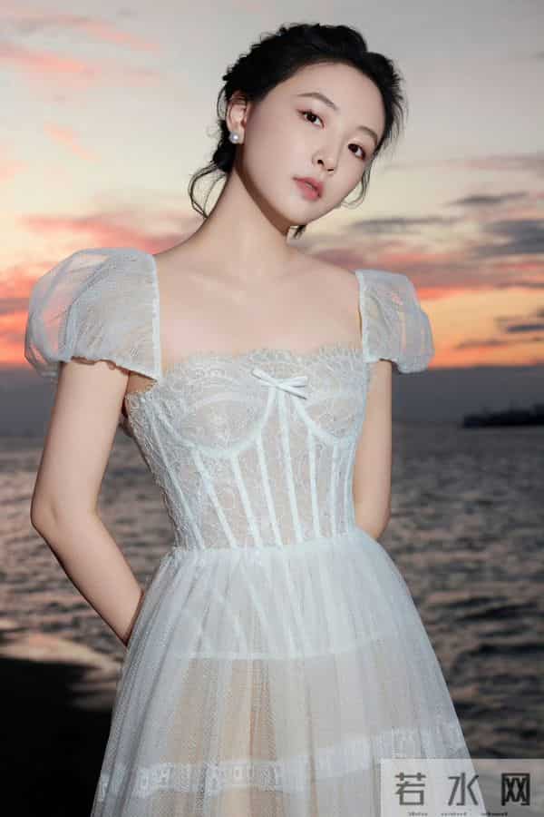 吴倩一组海边写真大片 穿白色蕾丝透视裙好清纯