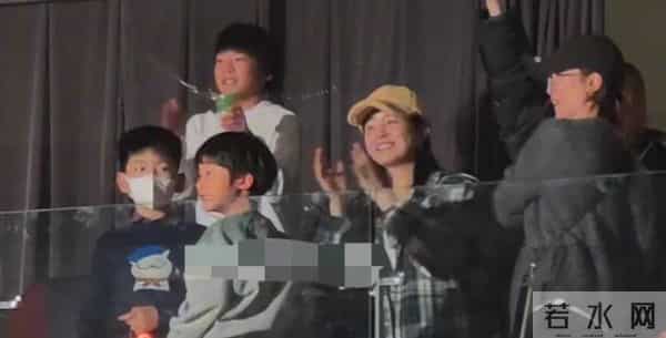 陈妍希和谢楠带娃看演唱会！7岁吴所惧环抱8岁小星星，高冷似陈晓