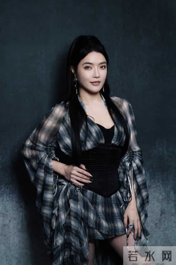 庄心妍脚踩黑色长筒靴写真，又酷又美