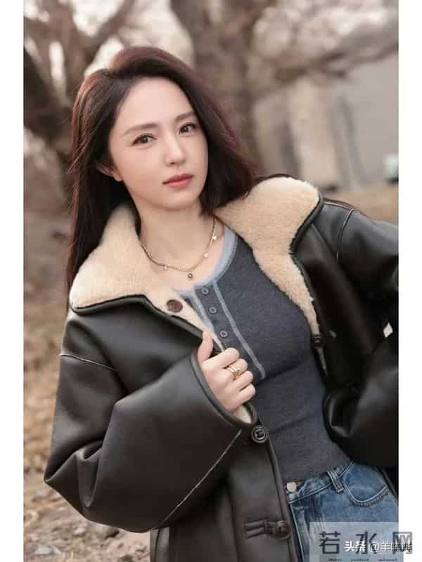 董璇私服穿搭真时髦,穿皮毛一体外套+针织衫+牛仔裤,简约又高级