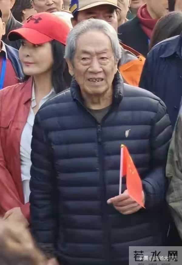 她不顾家人反对，执意嫁给大37岁的王奎荣，如今42岁过得怎样了