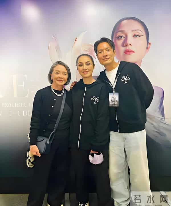 “杨千嬅13岁儿子惊艳亮相！身高突破170，眉眼鼻脸型全随爸！