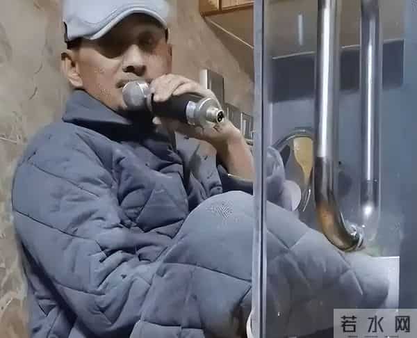 事实证明，"消失"9年的歌手阿宝，早就走上了一条"不归路"