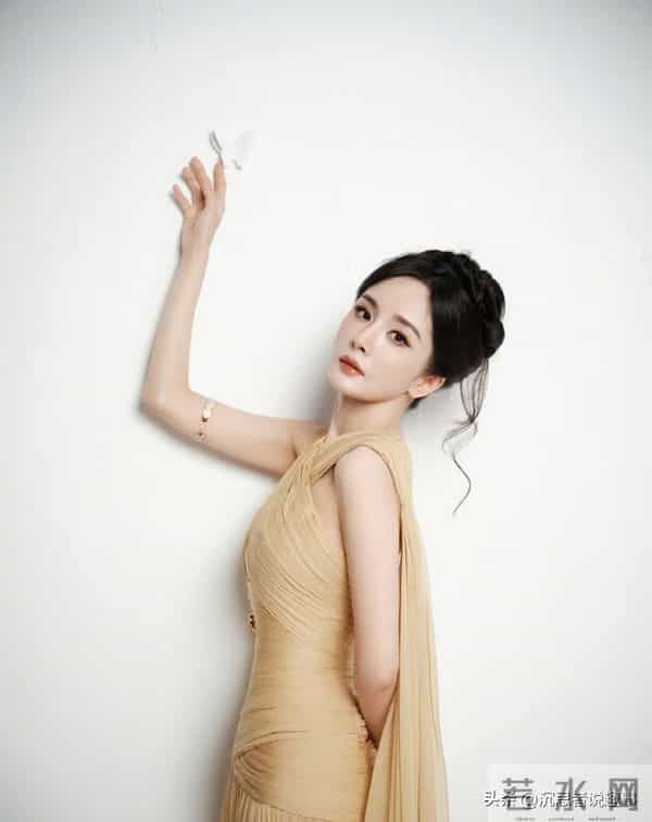 杨幂香槟金礼裙出镜,冷艳气质藏不住了