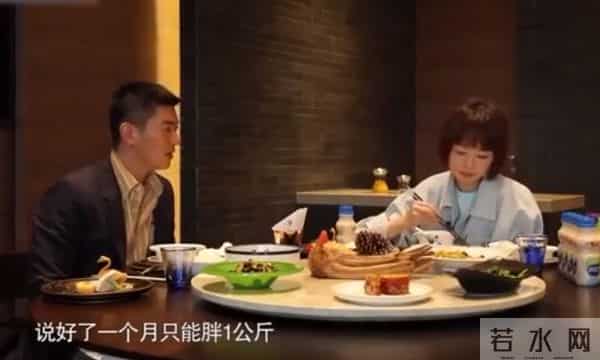 45岁霍思燕现身机场，貂皮配皮靴子老土显矮，杜江打扮的像个大爷