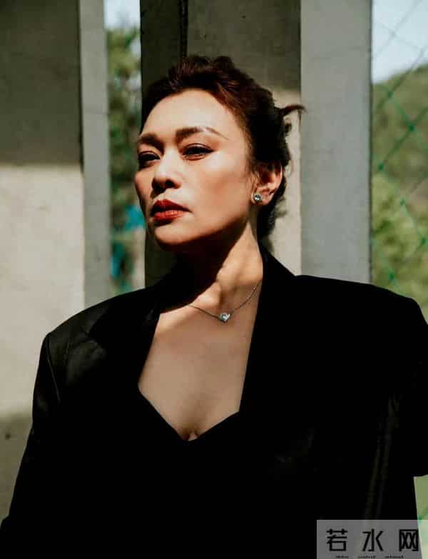 离开黄小茂后，她嫁给老外富豪，如今住瑞士豪宅，尽享天伦之乐