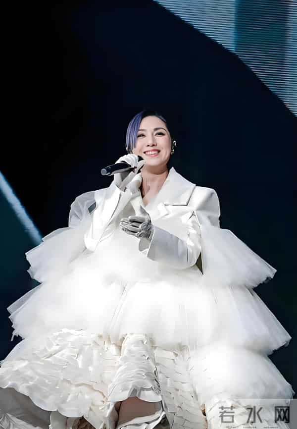 “杨千嬅13岁儿子惊艳亮相！身高突破170，眉眼鼻脸型全随爸！