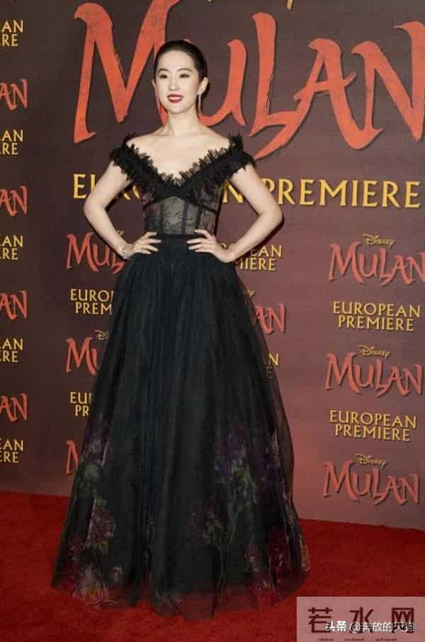 刘亦菲黑色透视裙大秀曲线，前卫时尚不失优雅，果然是仙女本人