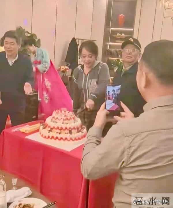 75岁刘晓庆在酒店摆生日宴，她打扮朴素，有主持有嘉宾生日好热闹