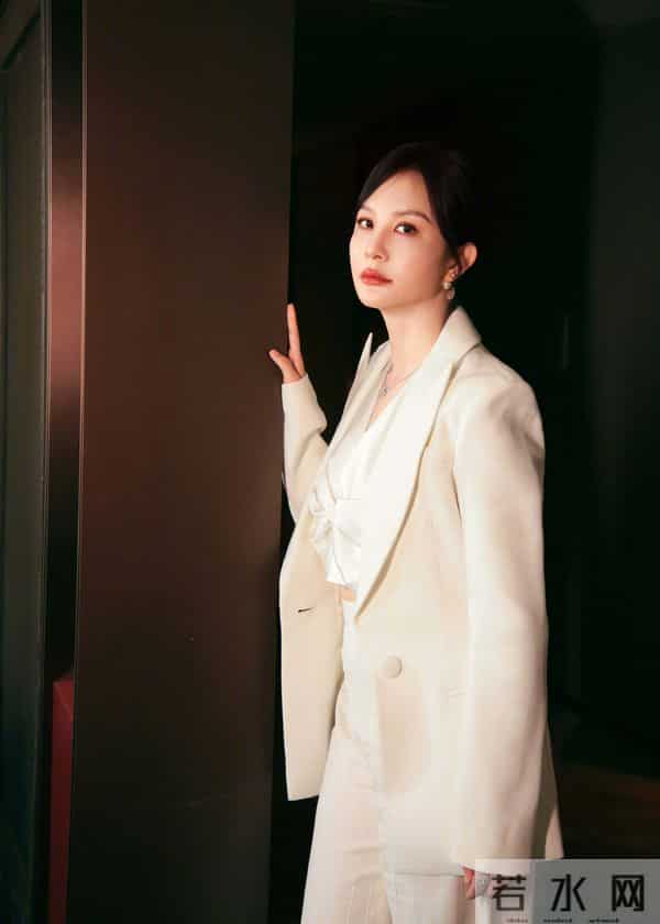 陶红,她是老牌演员了,越老越有成熟的魅力