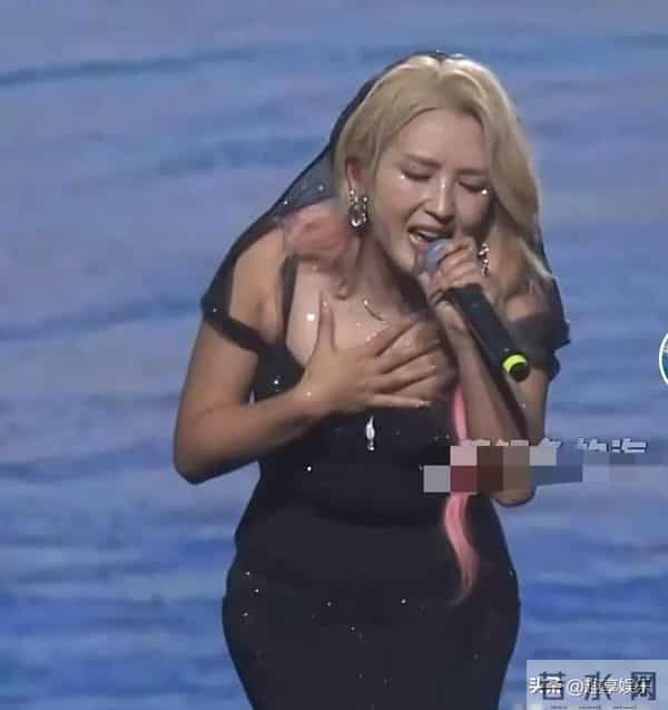 何洁穿鱼尾裙被骂土,背后是四个孩子要养,没人替她扛