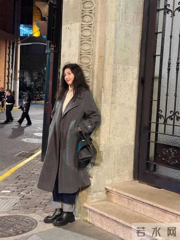 被高圆圆的穿搭惊艳了，衣穿简约，配色大气，46岁尽显优雅气质