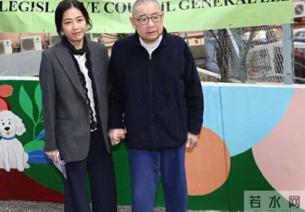 74岁刘銮雄与甘比罕见合体！女方气色佳保养得宜，搀扶男方显疲惫