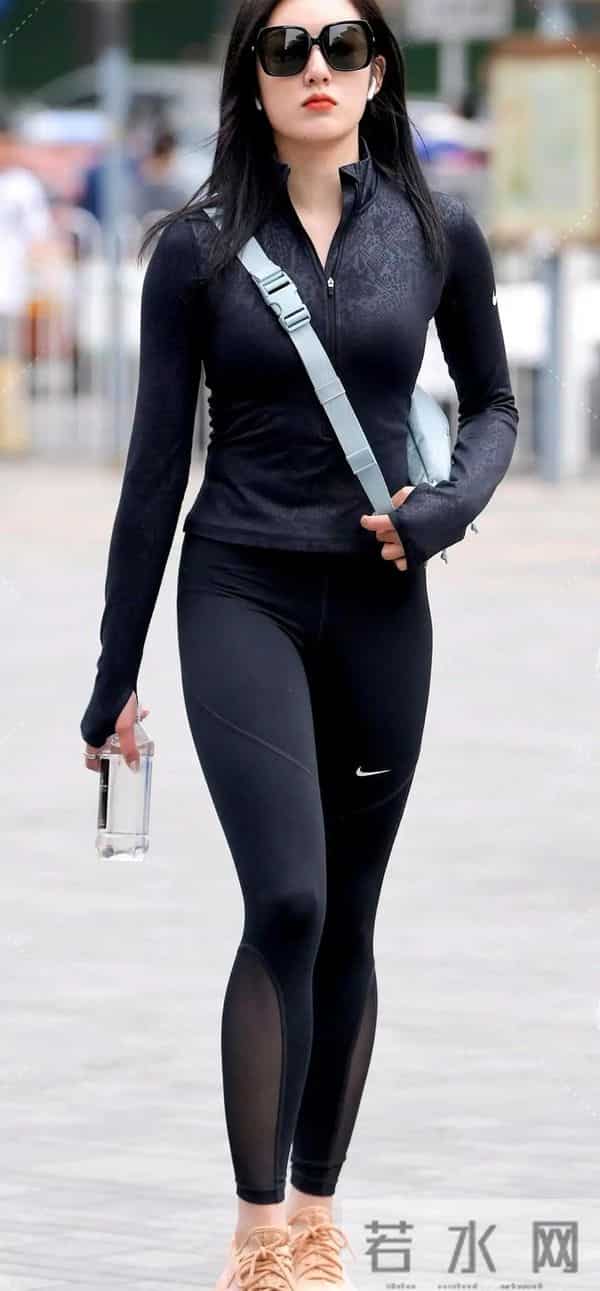 她一戴墨镜变女王，回眸一笑百媚生，天生丽质让人魂牵梦萦