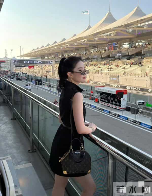 刘亦菲现身F1赛场,颜值依然惊艳,只是被颈纹和拜拜肉抢了镜