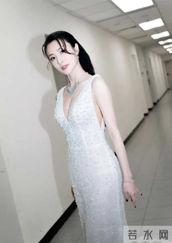 林夏薇，好身材魅力女神，这曲线也太美了吧！