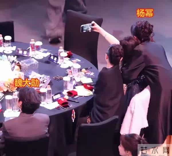 杨幂三次活动碰到魏大勋,每次都偷瞄男方,她为何会显得意难平?