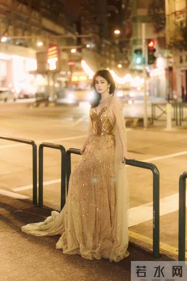 白鹿黄金礼服性感写真