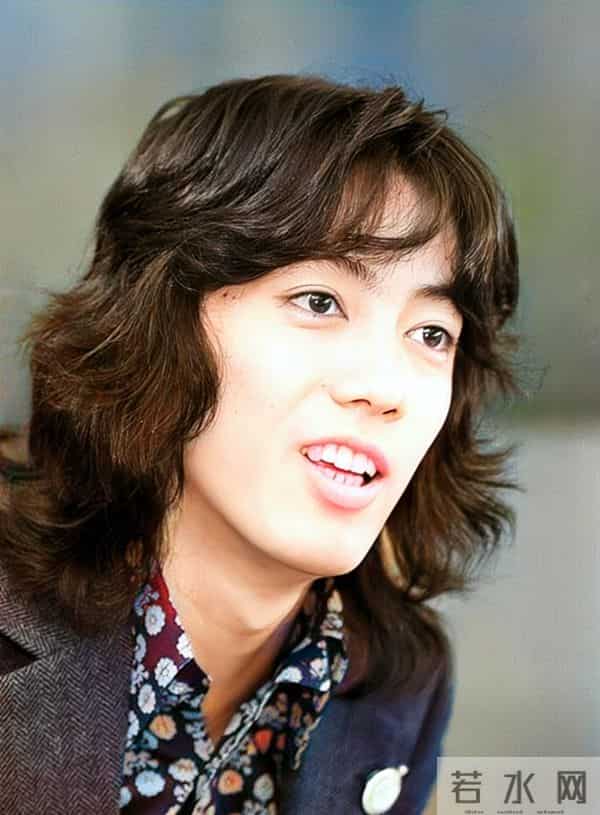 八十年代谭咏麟合影,身旁日本乐坛巨匠,十九岁开创视觉系先河