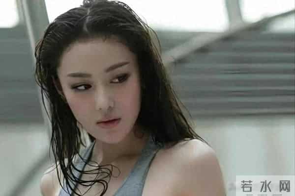 张馨予：十年争议换不来真心，军装照里终见真章？