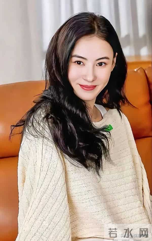 谢霆锋儿子Lucas现身马场，个子不高，肤色偏黑，侧颜像极了爸爸