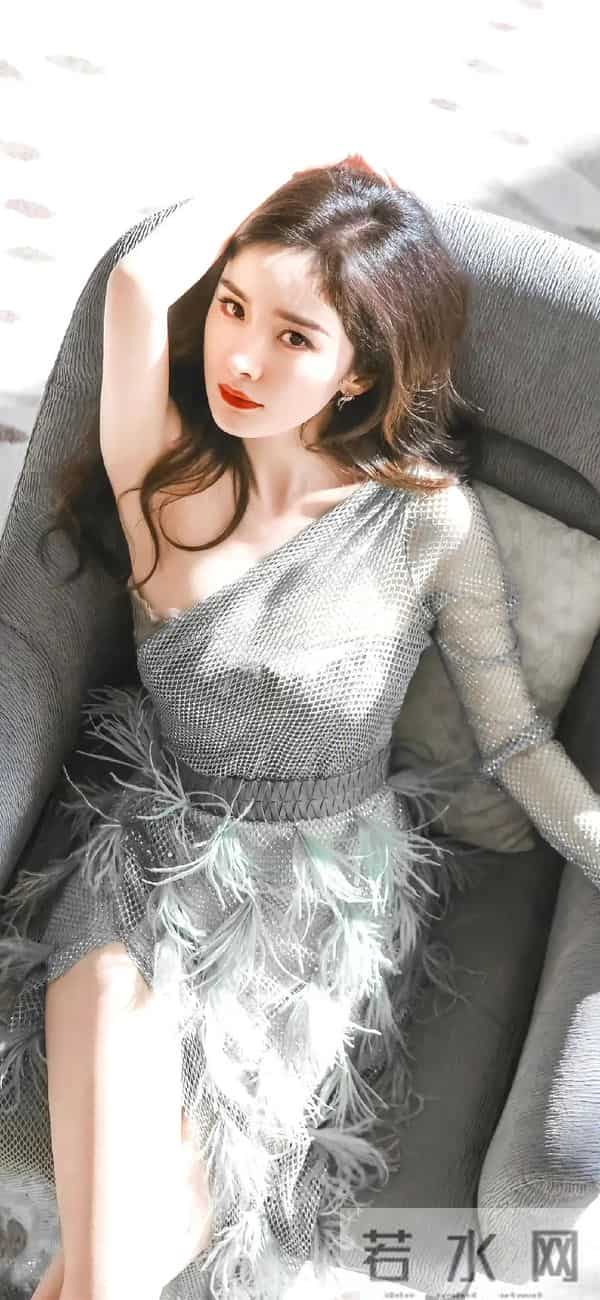 杨幂 银灰网纱裙+羽毛,冷调精致裹慵懒艳!