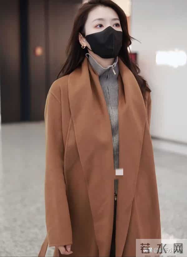 李云霄杭州机场被偶遇,穿棕色翻领长款大衣,好温柔气质美到犯规