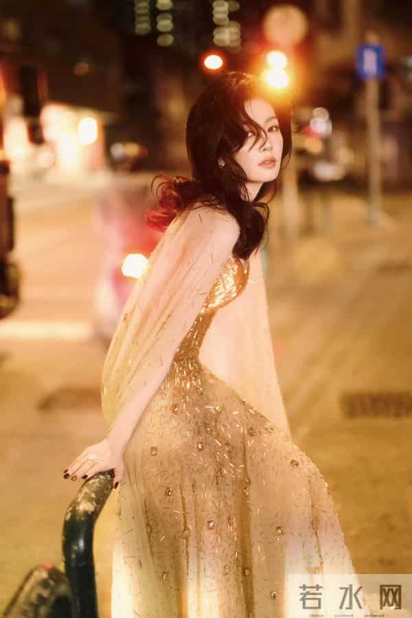 白鹿黄金礼服性感写真