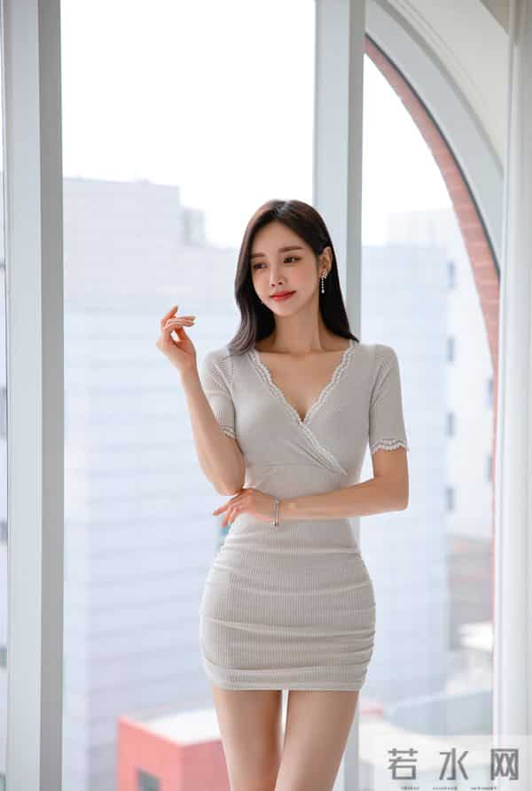 孙允珠-褐色玻璃纱幔淡柔浪花包臀裙