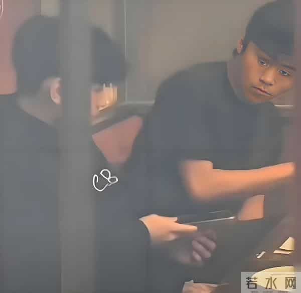 张柏芝儿子18岁马场亮相,西装造型秒变成熟男人!比谢霆锋还稳重